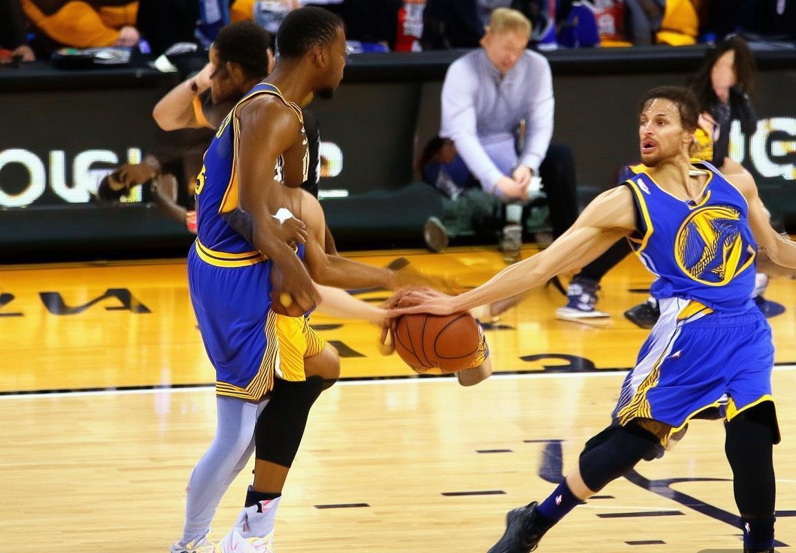 2016年NBA总决赛：欧文与库里巅峰对决解析